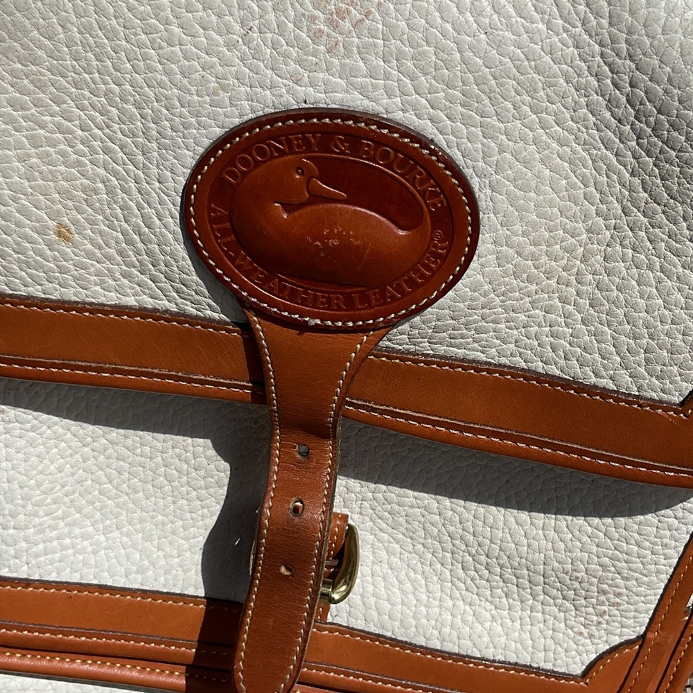 Classic Dooney & Bourke White and Brown Leather crossbody Bag - Picture 6 of 13